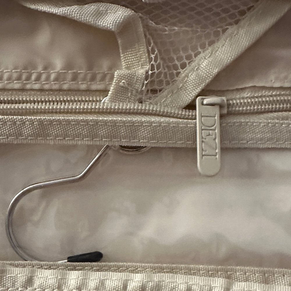 DEZI Multi-Purpose Hanging Travel Bag - Picture 6 of 6